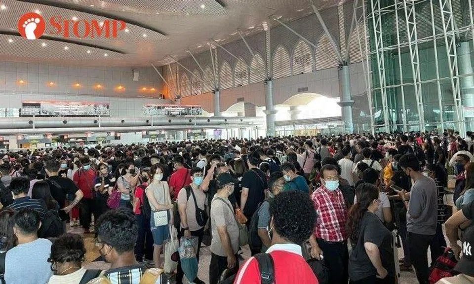 Stomper Lim shared photos of the massive crowd in the Sultan Iskandar Building at 2.30pm on his return to Singapore. 
