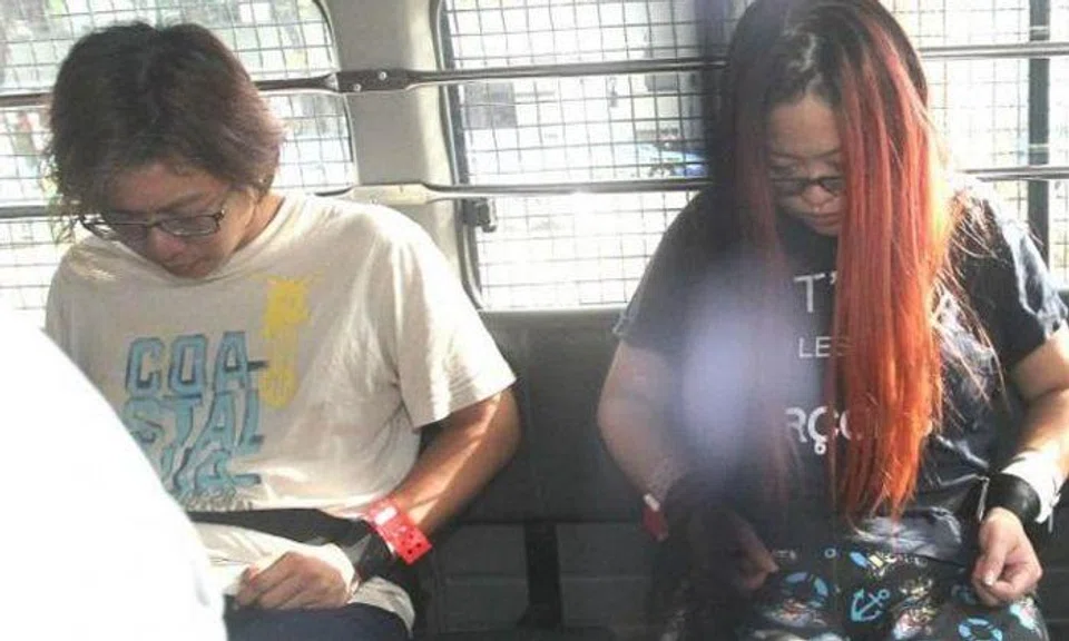 Pua Hak Chuan (left) and her wife Tan Hui Zhen (right) has been abusing a friend who stayed with them for 8 months. (PHOTO: LIANHE WANBAO)