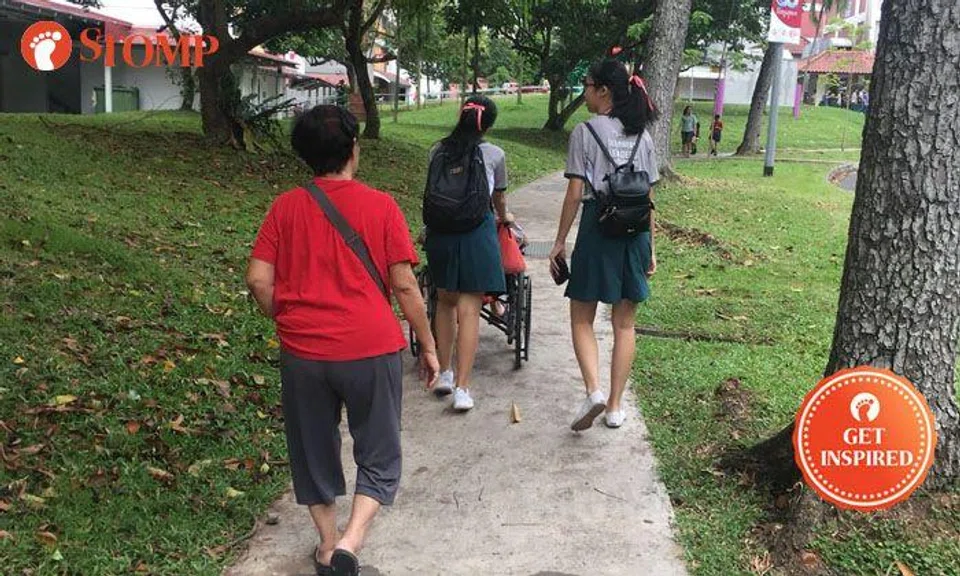 Yio Chu Kang Sec schoolgirls help auntie struggling with elderly man on wheelchair and her bags