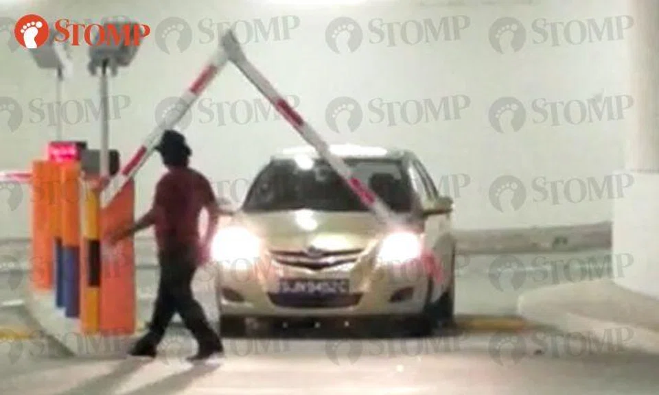 Driver stuck after gantry arm at Geylang carpark moves up and down repeatedly