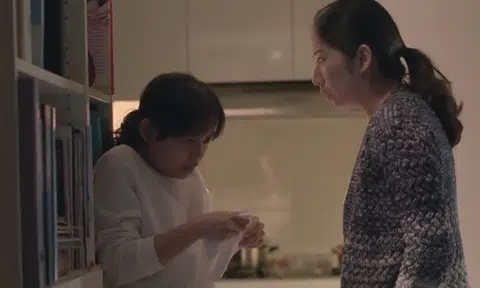 Woman learns lesson about respect after her daughter sees her pushing domestic worker