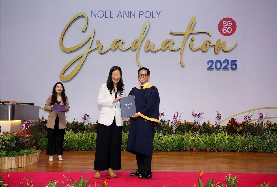 Dennis Chew (right) receives his diploma in Chinese media and communication from Ms Sandra Toh, the director of Ngee Ann Polytechnic’s School of Humanities & Interdisciplinary Studies.