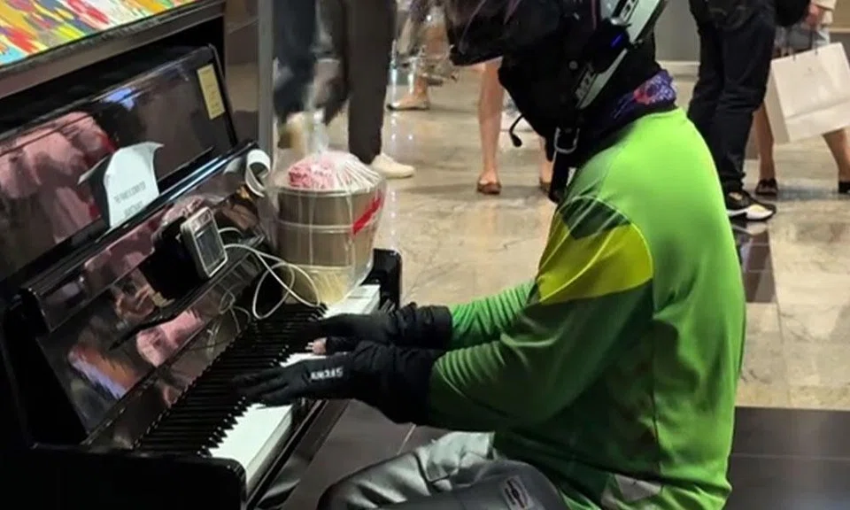 GrabFood rider stuns with piano playing at Tanjong Pagar MRT station