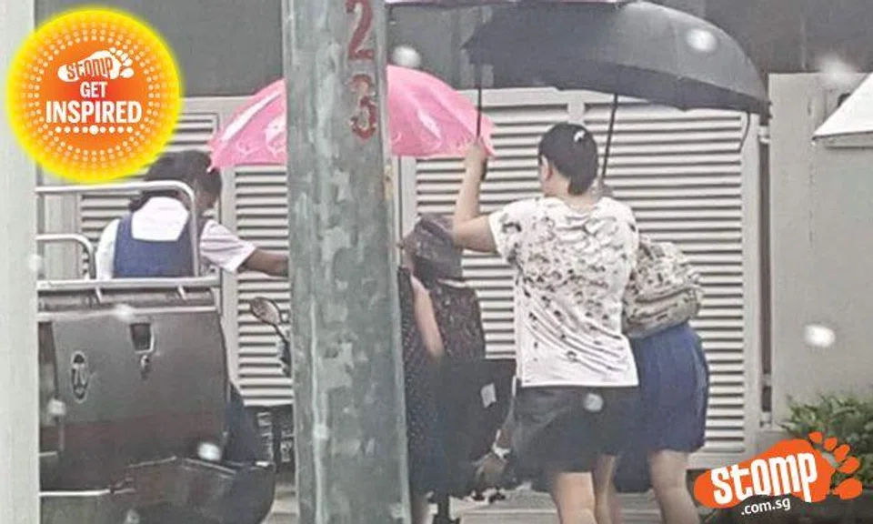 Secondary school girls rush to help lady whose motorised scooter broke down in the middle of the road