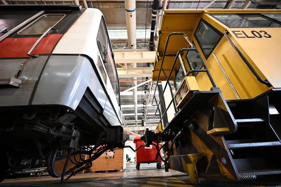 The train carriage is connected to the locomotive, which is yellow, by a coupler. After the train is shunted into the workshop, it is decoupled from the locomotive. Besides connecting train carriages to each other, couplers help the train to navigate curves. 