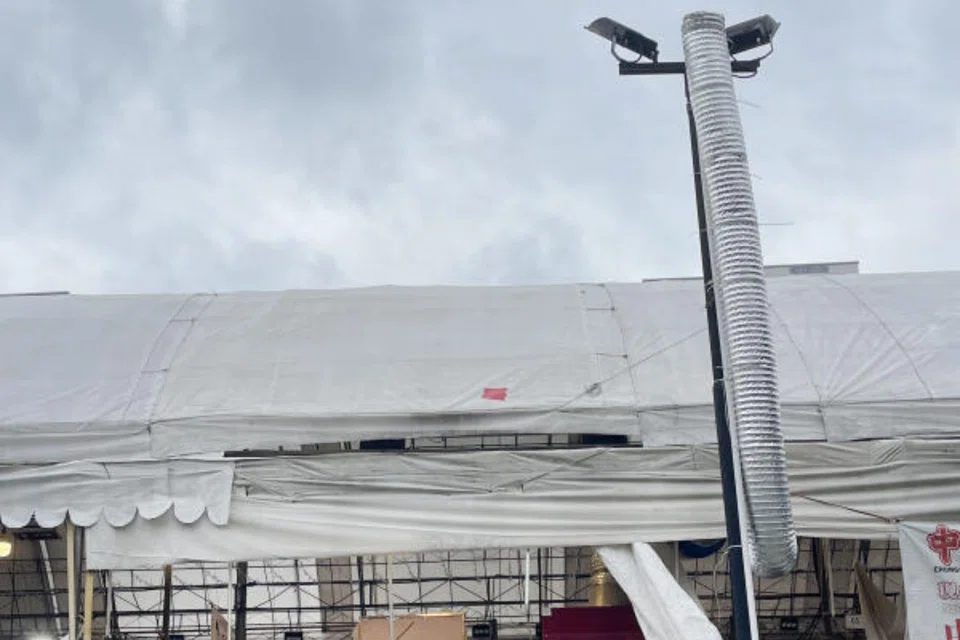 The stall installed a pipe several metres long. PHOTO: SHIN MIN DAILY NEWS