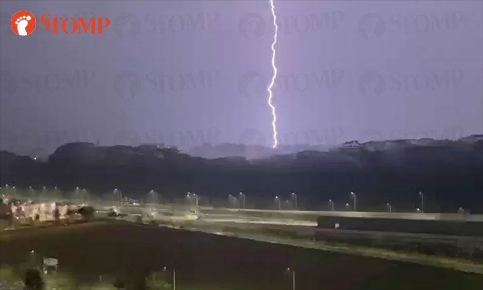 Woman captures video of 13 lightning bolts in 2 minutes from Senja Valley