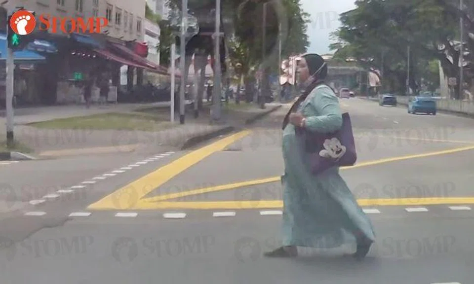 Pregnant woman risks lives by crossing road in Joo Chiat when traffic light not in her favour