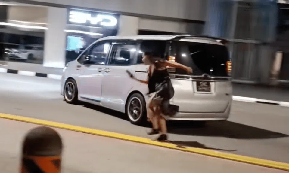 A TikToker who says he witnessed a physical altercation between a private-hire driver and a passenger has shared a video showing the tail end of the incident. 