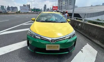 Singaporean man falls Bangkok expressway taxi