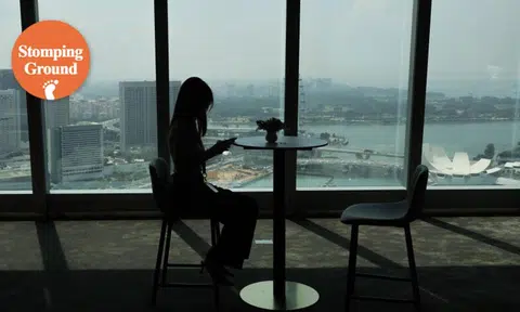 Stomper slams colleagues who chope hot desks with jackets and stroll in late