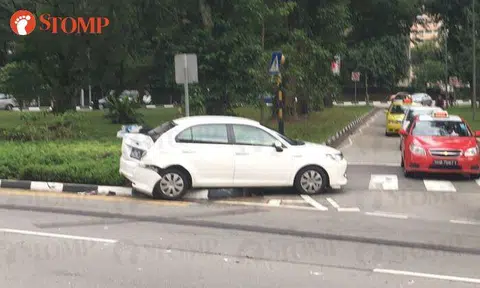 Woman sent to hospital after accident involving 3 cars, bus and taxi along Boon Lay Way