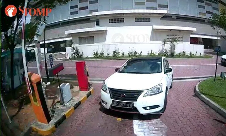 Driver tailgates Stomper to avoid carpark fee in Sengkang: 'The social distance is a joke' 