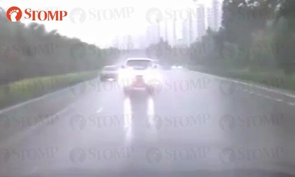 Man 'temporarily blinded' by van that flashed headlights multiple times on TPE