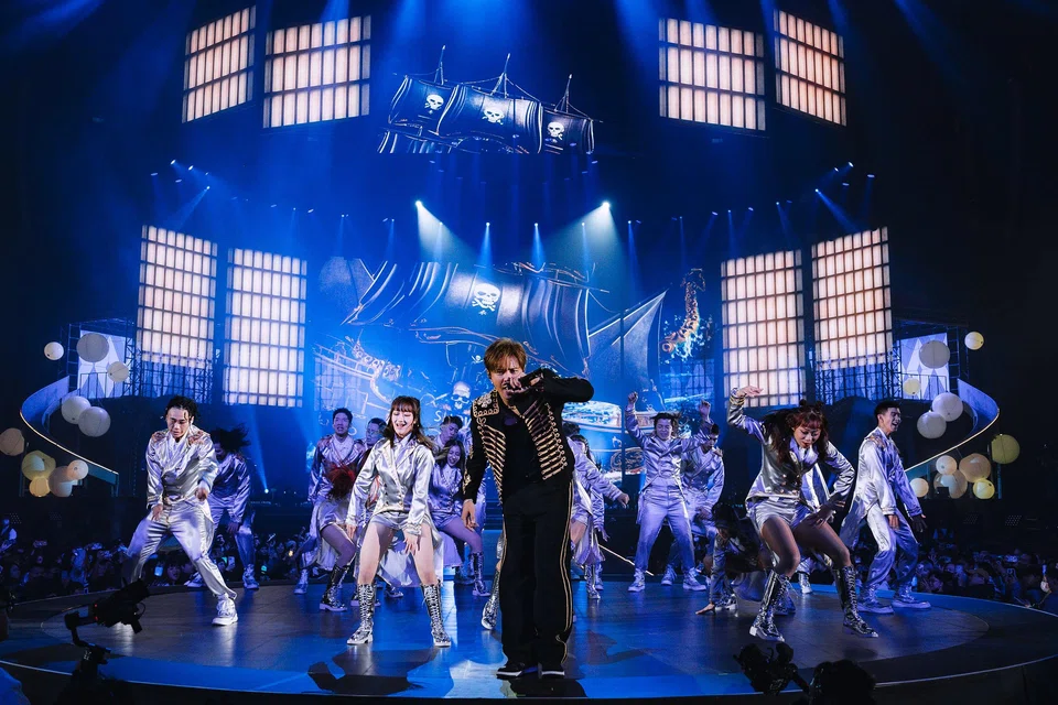 Lo's early dance inspirations included Hong Kong Heavenly King Aaron Kwok, Hong Kong-born singer Alex To, Taiwanese pop-rap group L.A. Boyz and the late American superstar Michael Jackson.