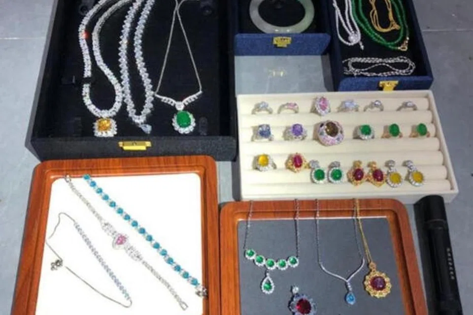 A woman paid for jade jewellery online but never received it.