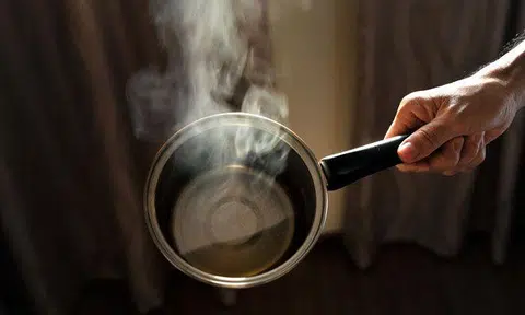 Divorced mother splashed hot water on her four children, aged 8 to 11, causing burns