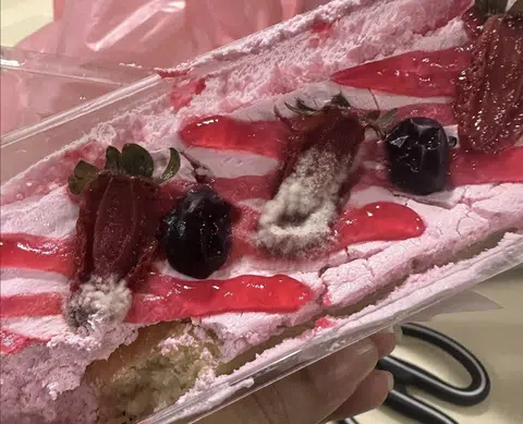 The sight that greeted a stay-at-home mother when she opened her dessert order.