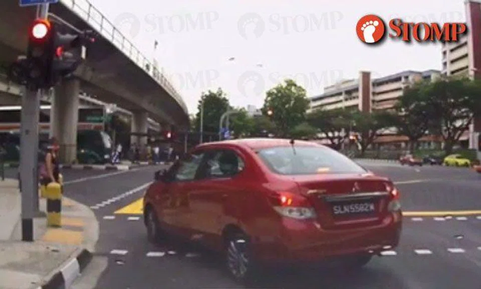 Mitsubishi driver makes late decision to turn left, ends up blocking pedestrians at Yishun Ave 2