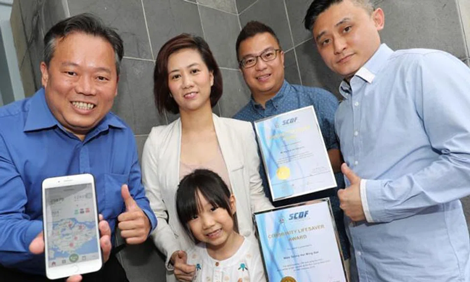 the five were presented with the Community Lifesaver Awards for saving the victim. Photo: Lianhe Wanbao