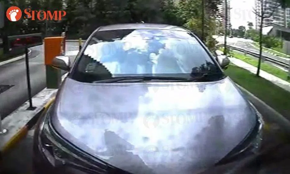 Toyota C-HR driver tries to tailgate Stomper at Hougang Parkview carpark, but fails miserably
