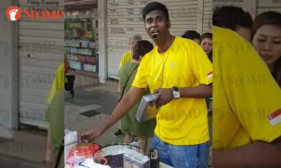 Watch this Indian man sell 'purple rice' at Ghim Moh Market -- in fluent Mandarin