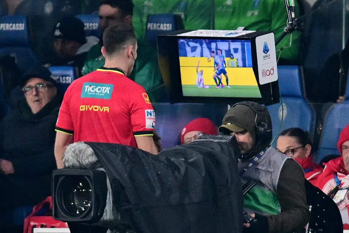 FILE PHOTO: Soccer Football - Serie A - Atalanta v Empoli - Gewiss Stadium, Bergamo, Italy - December 22, 2024 Referee Ermano Feliciani looks at a VAR screen during a penalty review REUTERS/Daniele Mascolo/File Photo