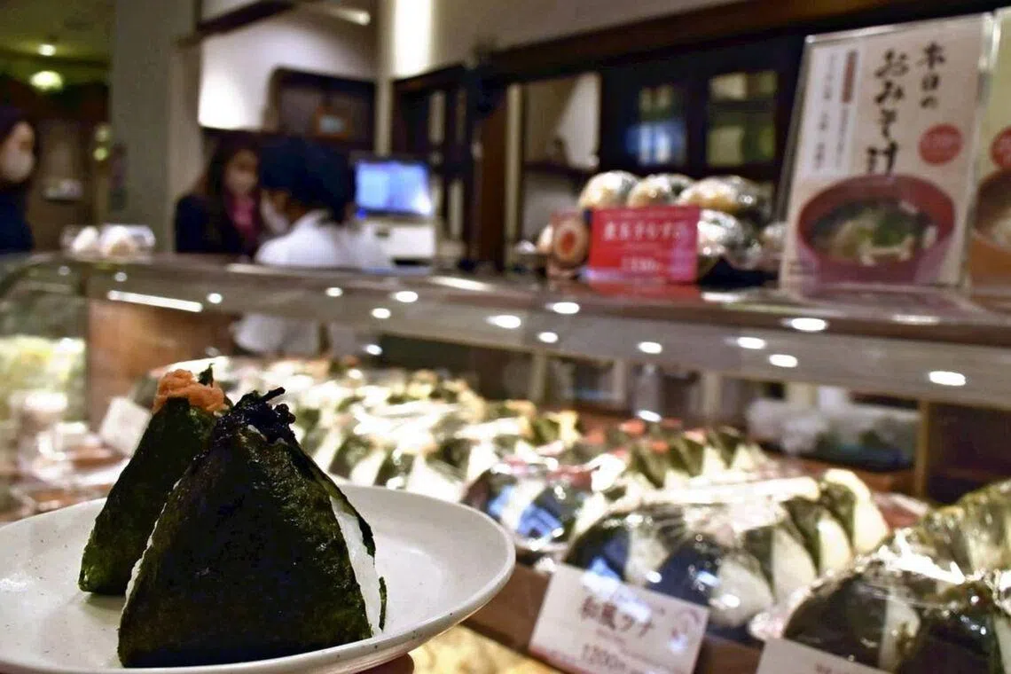 The surge in seaweed prices is also causing the price of onigiri rice balls sold at convenience stores to increase.