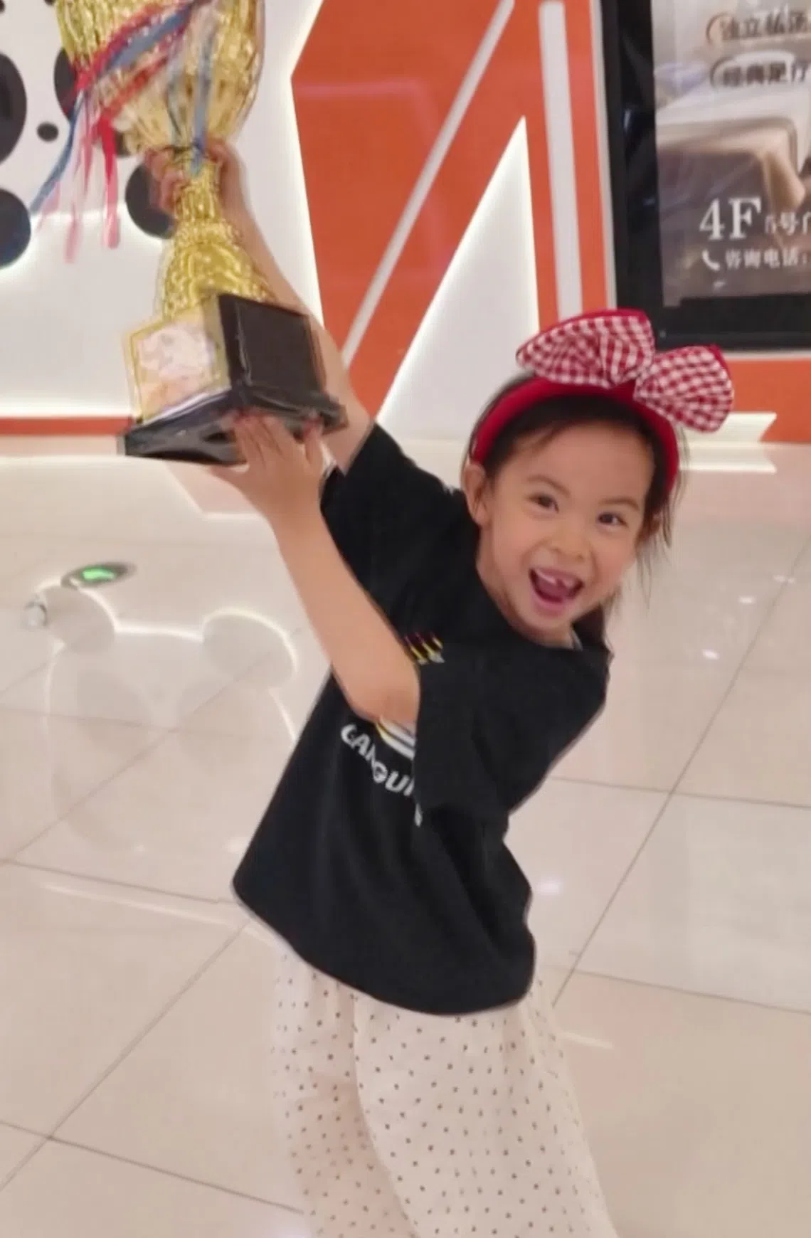 A six-year-old Chinese girl has set a new women’s world record for solving a 3x3 Rubik’s Cube in just over four seconds.