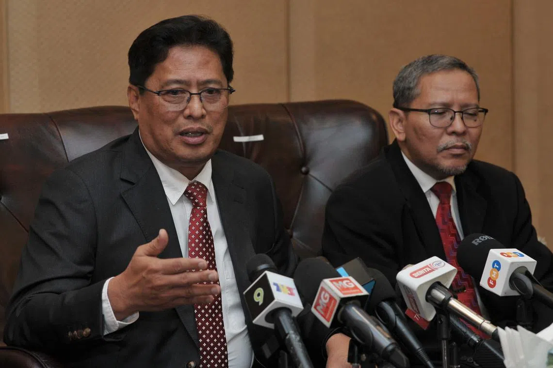 KUALA LUMPUR, 22 Feb -- Ketua Pesuruhjaya Suruhanjaya Pencegahan Rasuah Malaysia (SPRM), Tan Sri Azam Baki (kiri) ketika sidang media selepas  Majlis Konvokesyen Pegawai Integriti Bertauliah (CeIO) Kali Ke-10 di Pusat Dagangan Dunia (WTC) hari ini.

Turut hadir Pengarah Akademi Pencegahan Rasuah Malaysia (MACA) Datuk Idris Zaharudin.

--fotoBERNAMA (2024) HAK CIPTA TERPELIHARA