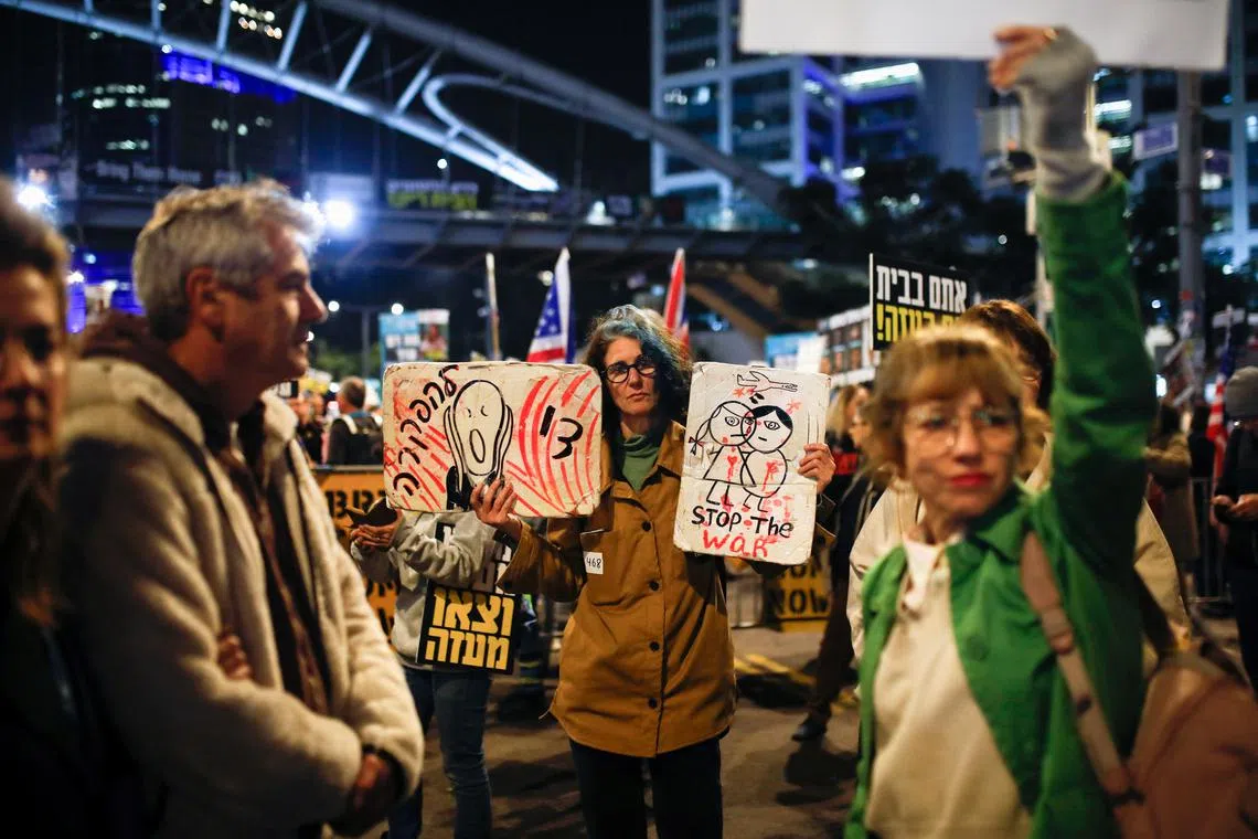 Supporters and family members of hostages kidnapped during the deadly October 7, 2023, attack on Israel by Hamas, protest ahead of a ceasefire between Israel and Hamas, in Tel Aviv, Israel, January 16, 2025. REUTERS/Shir Torem