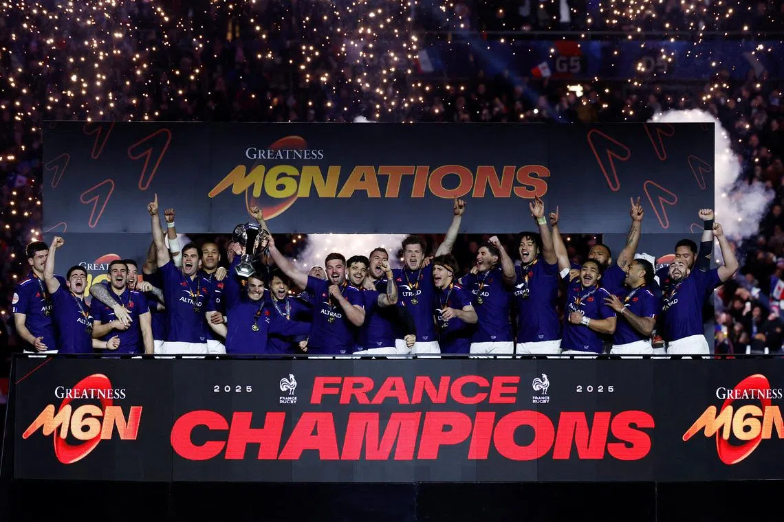 Rugby Union - Six Nations Championship - France v Scotland - Stade de France, Saint-Denis, France - March 15, 2025 France's Antoine Dupont and Gregory Alldritt lift the Six Nations trophy as they celebrate on the podium with their teammates REUTERS/Stephanie Lecocq