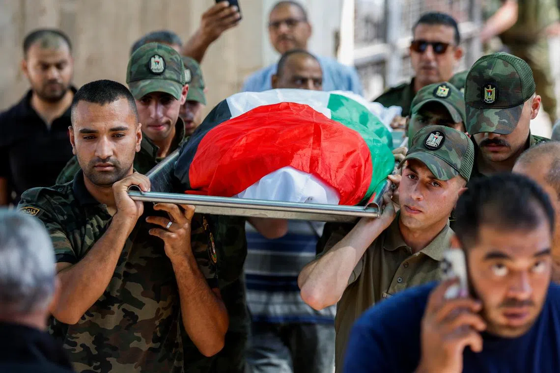 Members of Palestinian security forces carry the body of a Palestinian from Gaza killed in Jericho as Iran fired a salvo of ballistic missiles against Israel, during his funeral in Jericho, in the Israeli-occupied West Bank October 2, 2024. REUTERS/Mohammed Torokman