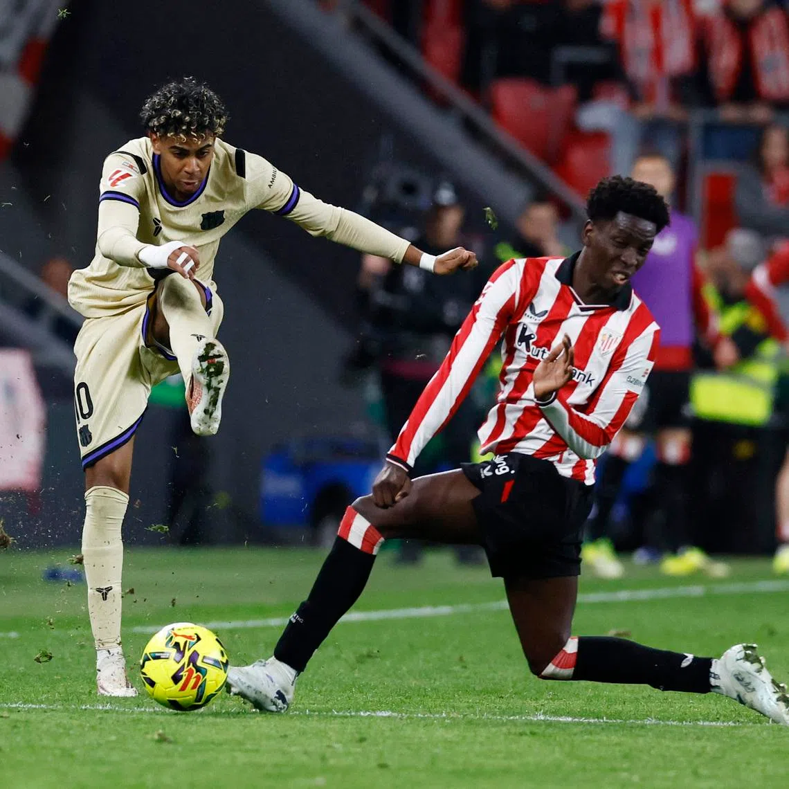 Soccer Football - LaLiga - Athletic Bilbao v FC Barcelona - San Mames, Bilbao, Spain - March 7, 2026 FC Barcelona's Lamine Yamal in action with Athletic Bilbao's Adama Boiro. REUTERS/Vincent West