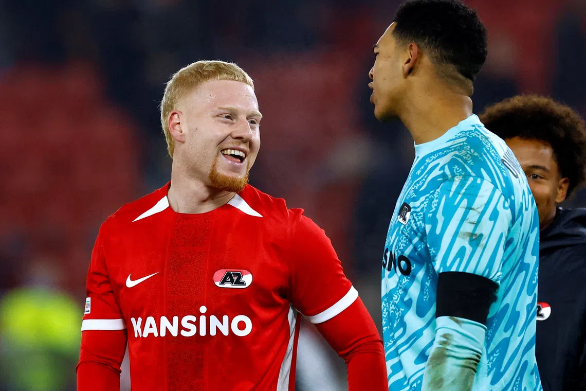 FILE PHOTO: Soccer Football - Europa League - AZ Alkmaar v Fenerbahce - AFAS Stadion, Alkmaar, Netherlands - November 7, 2024 AZ Alkmaar's Mexx Meerdink (left) and Rome-Jayden Owuso-Oduro celebrate after the match REUTERS/Piroschka Van De Wouw/File Photo
