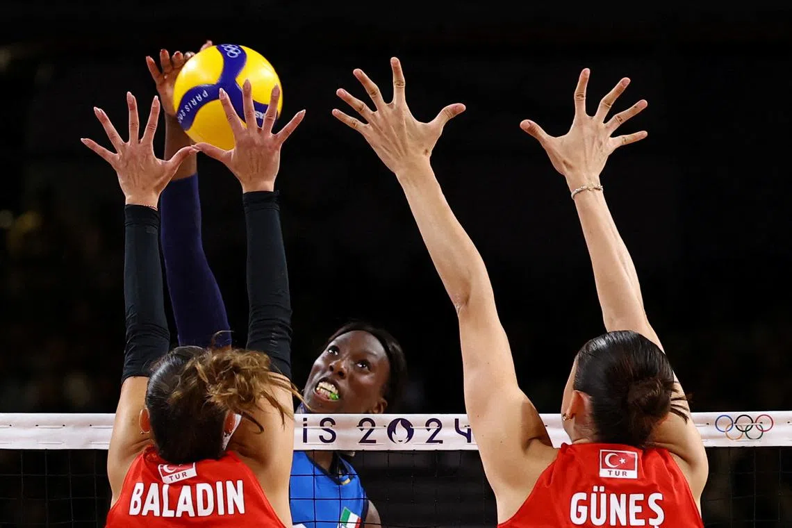 Paris 2024 Olympics - Volleyball - Women's Semifinals- Turkey vs Italy - South Paris Arena 1, Paris, France - August 08, 2024. Hande Baladin of Turkey, Zehra Gunes of Turkey and Paola Ogechi Egonu of Italy in action. REUTERS/Siphiwe Sibeko