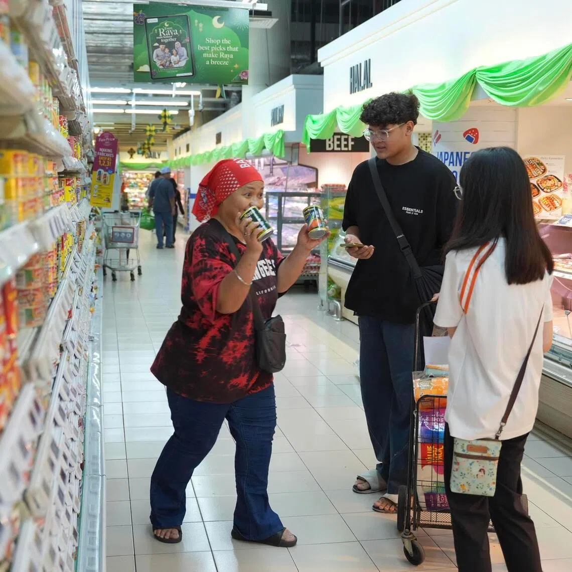 dlbukapuasa - Youth volunteers from ITE College East’s Community Service Club and ComLink+ families shop for household essentials together at the supermarket.  

credited to Our Tampines Hub (OTH)