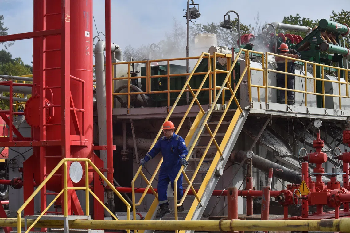 Employees work at a gas well of Ukraine's state energy company Naftogaz in Lviv region, Ukraine October 1, 2022. REUTERS/Pavlo Palamarchuk