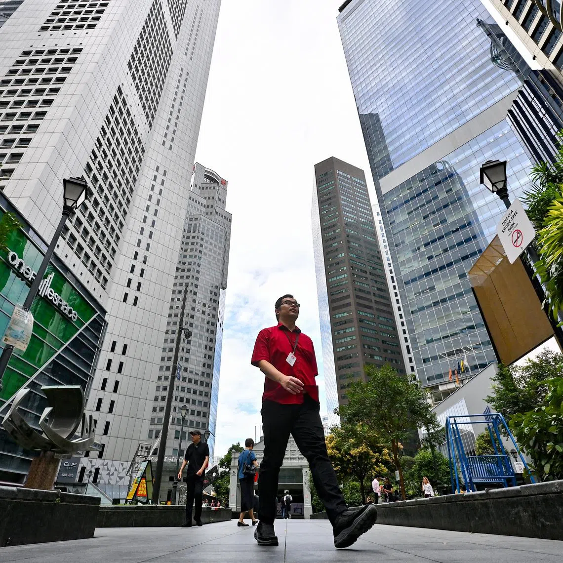 ST20240214-202499523387-Lim Yaohui-pixgeneric/
Office workers walking at Raffles Place Park within the heart of Singapore's financial centre in the CBD area on Feb 14, 2024.
Can be used for stories on PMET, money, population, property, land, commercial, office, invest, budget, income, bank, finance, financial, CBD, URA, population, economy, and development.
(ST PHOTO: LIM YAOHUI)