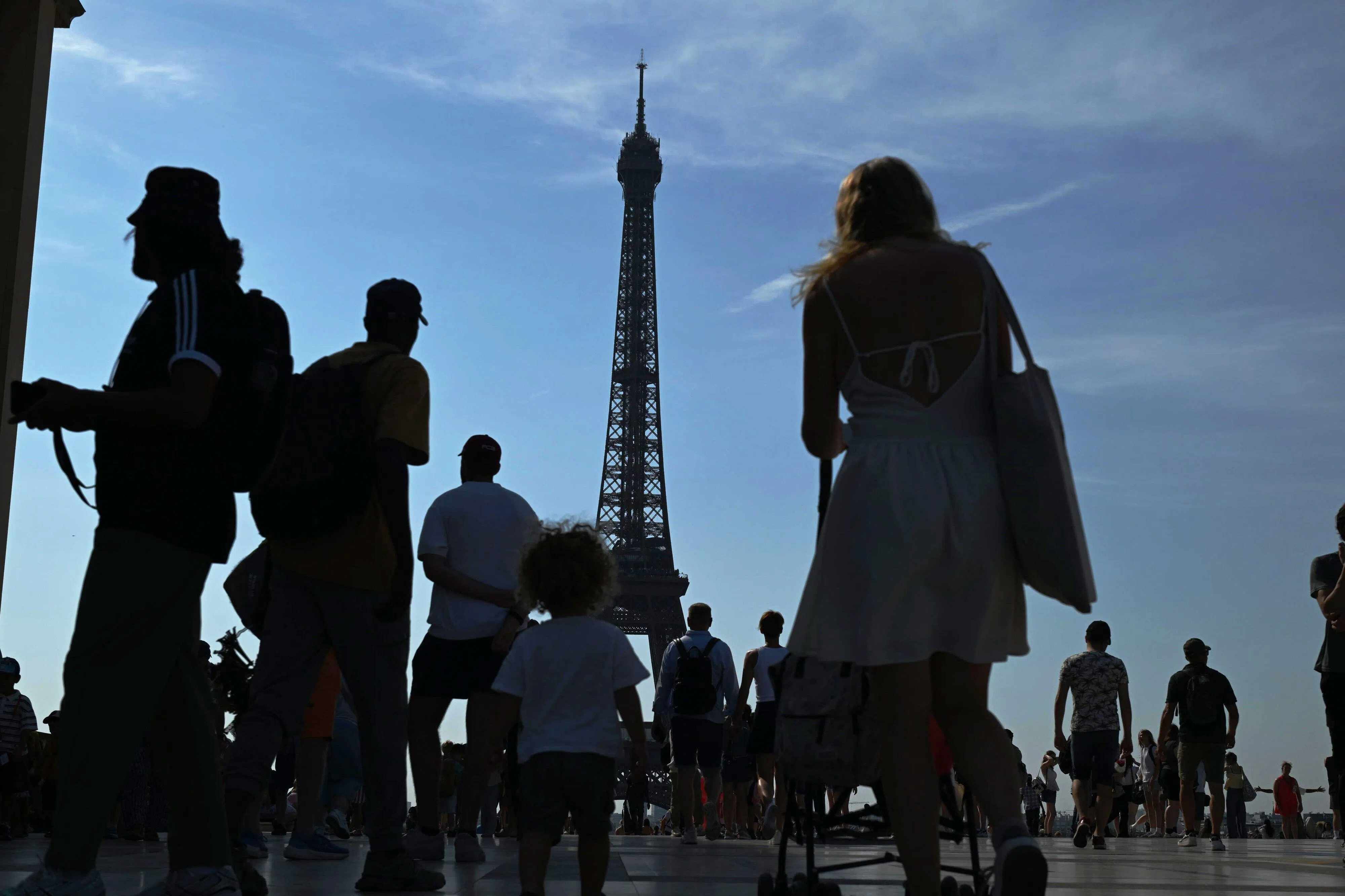 Visitors at an Eiffel Tower viewing point during high temperatures in central Paris, France, on Friday, June 26, 2026. The intense and unusually early heat underscores how climate change is transforming summers in the world’s fastest-warming continent. Photographer: Benjamin Girette/Bloomberg