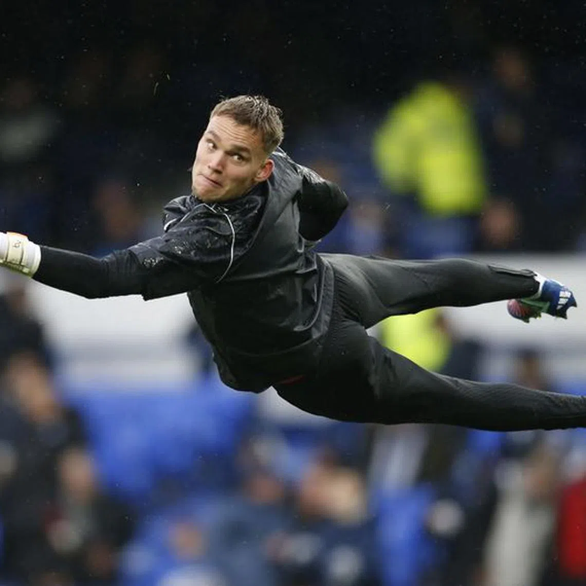 Soccer Football - Premier League - Everton v Brighton & Hove Albion - Goodison Park, Liverpool, Britain - November 4, 2023  Brighton & Hove Albion's Bart Verbruggen during the warm up before the match Action Images via Reuters/Ed Sykes NO USE WITH UNAUTHORIZED AUDIO, VIDEO, DATA, FIXTURE LISTS, CLUB/LEAGUE LOGOS OR 'LIVE' SERVICES. ONLINE IN-MATCH USE LIMITED TO 45 IMAGES, NO VIDEO EMULATION. NO USE IN BETTING, GAMES OR SINGLE CLUB/LEAGUE/PLAYER PUBLICATIONS.