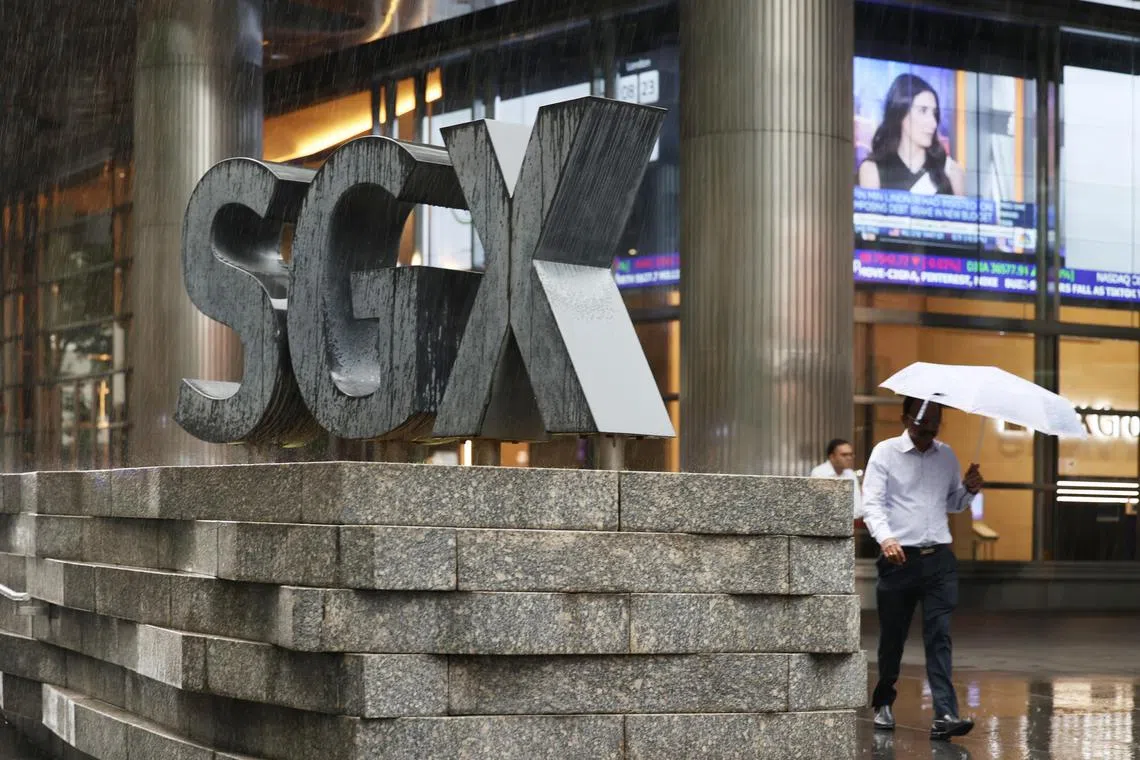 CMG20231215-HengYY01 / 王彦燕 / SGX Centre 新加坡交易所 [Shenton Way] SGX logo in front of the SGX Centre building at Shenton Way.