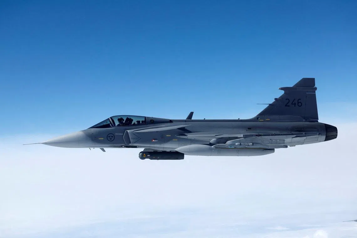 FILE PHOTO: A Swedish Air Force Saab JAS 39 Gripen fighter jet flies during a media day, illustrating how NATO Air Policing safeguards the Allies' airspace in the northern and northeastern region of the Alliance, July 4, 2023. REUTERS/Piroschka van de Wouw/File Photo