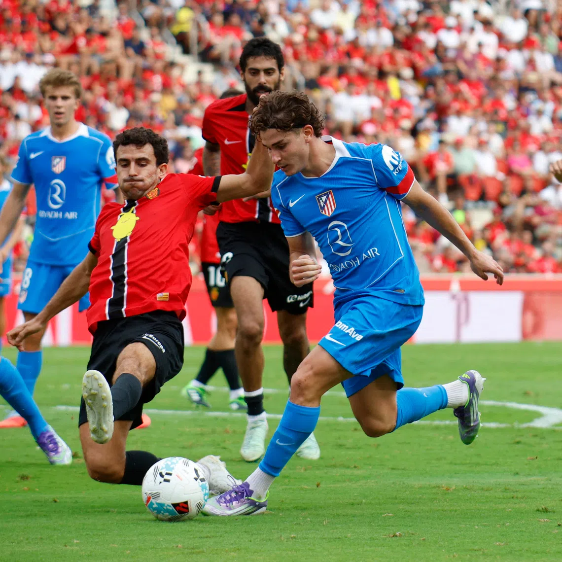 Soccer Football - LaLiga - RCD Mallorca v Atletico Madrid - Estadi Mallorca Son Moix, Palma de Mallorca, Spain - September 21, 2025 RCD Mallorca's Mateu Morey in action with Atletico Madrid's Julian Alvarez REUTERS/Francisco Ubilla