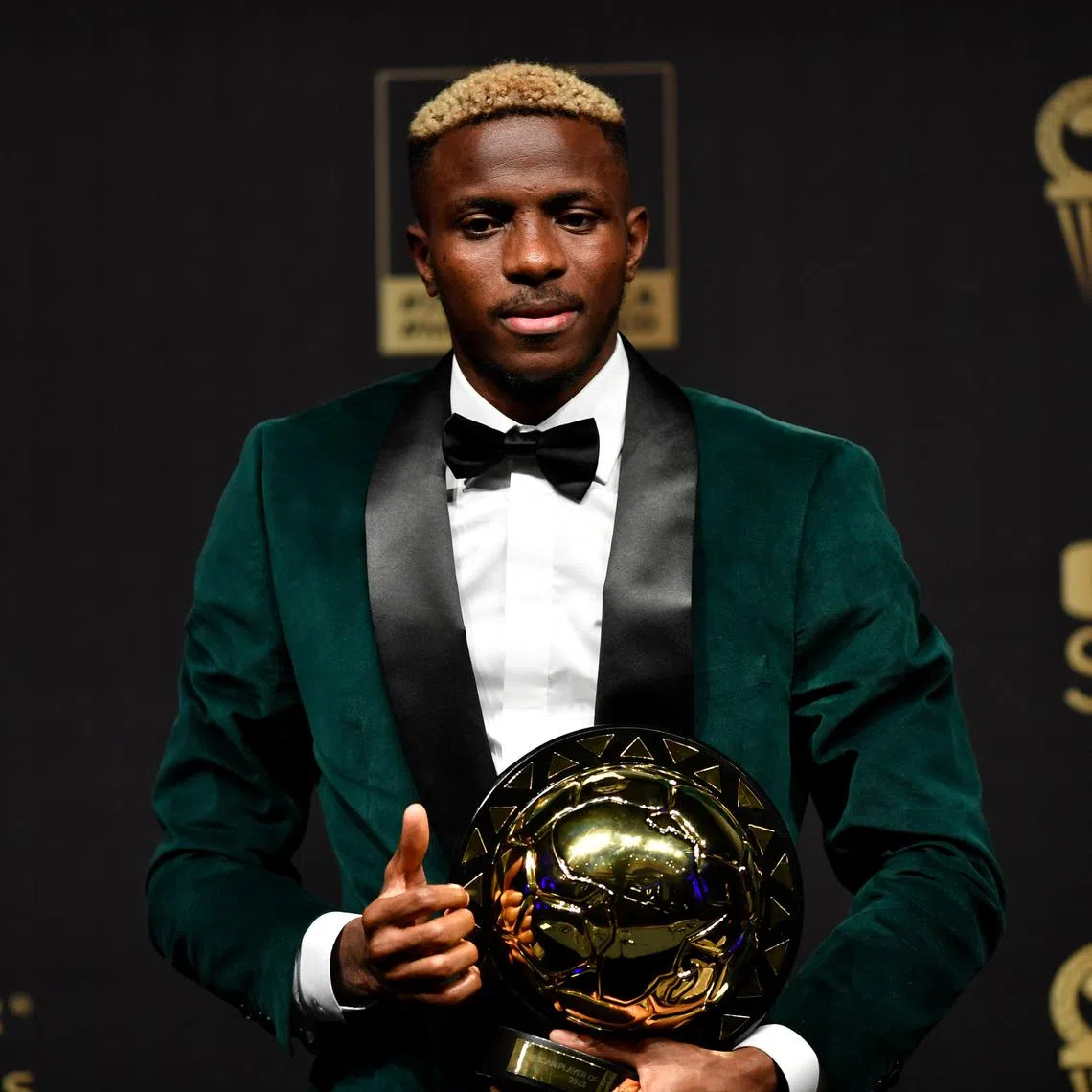 epa11023720 Osimhen wins the first CAF African Player of the Year award in the men’s category during the 2023 Confederation of African Football (CAF) Awards in Marrakech, Morocco, 11 December 2023. EPA-EFE/JALAL MORCHIDI