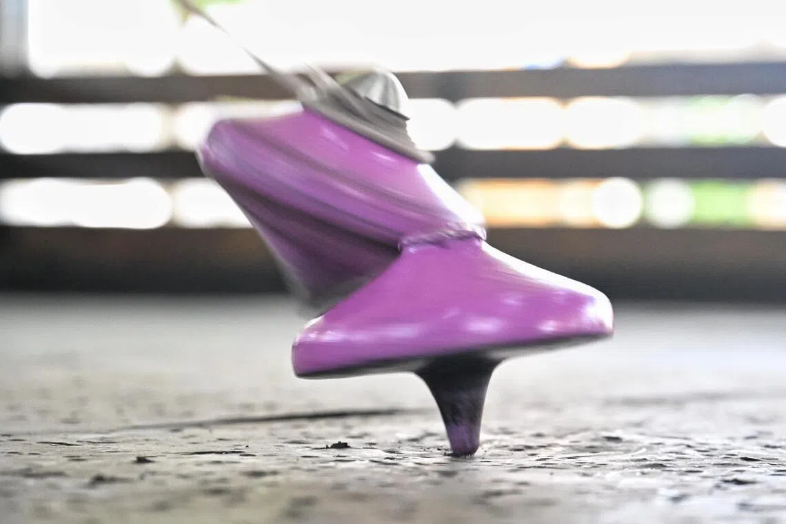 Газ используется для удара другого игрока во время игры на стадионе Kolam Ayer Gasing & Games Court 5 января.