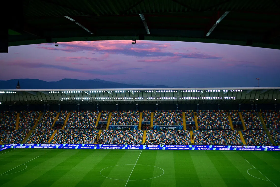 There is a ban on serving food and drink in glass, ceramic, or tin containers on the day of the match.