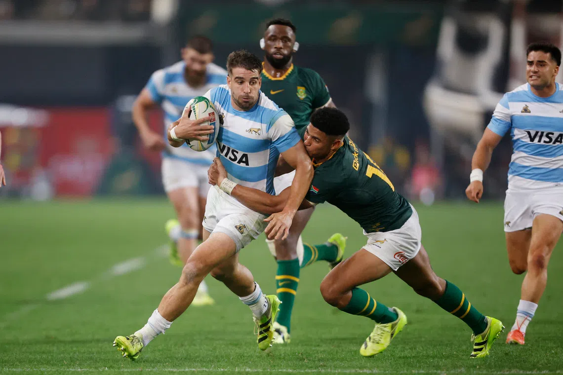 Rugby Union - Rugby Championship - South Africa v Argentina - Kings Park Stadium, Durban, South Africa - September 27, 2025 Argentina's Juan Cruz Mallia in action with South Africa's Sacha Feinberg-Mngomezulu REUTERS/Rogan Ward