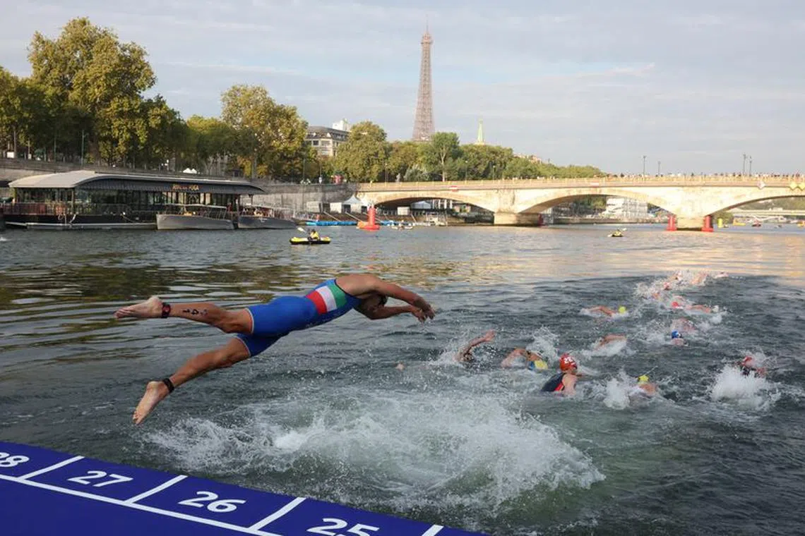 FILE PHOTO: Olympics - Paris 2024 holds triathlon test event for the Olympics - Paris, France - August 18, 2023 General view as athletes compete in the elite men triathlon test event in the river seine REUTERS/Stephanie Lecocq/File Photo