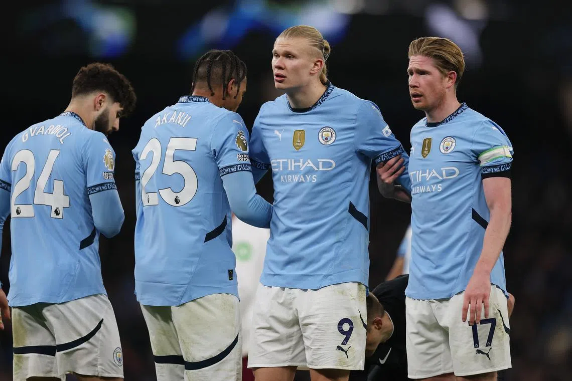 FILE PHOTO: Soccer Football - Premier League - Manchester City v West Ham United - Etihad Stadium, Manchester, Britain - January 4, 2025 Manchester City's Erling Haaland and Kevin De Bruyne line up in a wall to defend a free kick Action Images via Reuters/Lee Smith/File Photo/File Photo